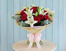 Букет цветов из:  Лилии и Розы в Семилуках