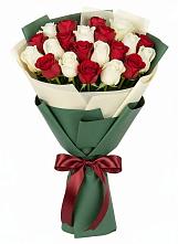 Букет Микс из красных и белых роз в Семилуках