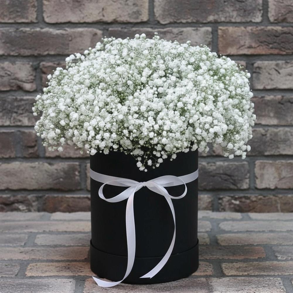 Цветочная композиция из Гипсофила в шляпной коробке в Семилуках