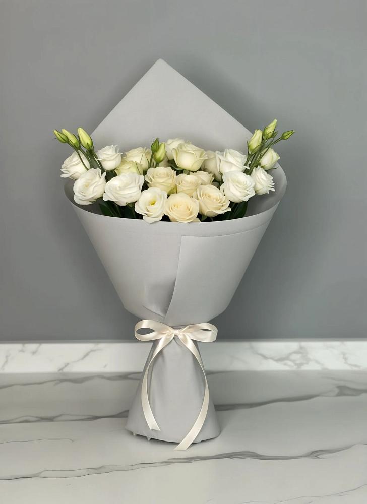 Букет цветов из: Розы и Лизиантусы в Семилуках