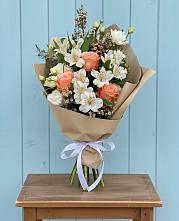 Букет цветов из:  Альстромерии, Лизиантусы, Розы и Хризантемы в Семилуках