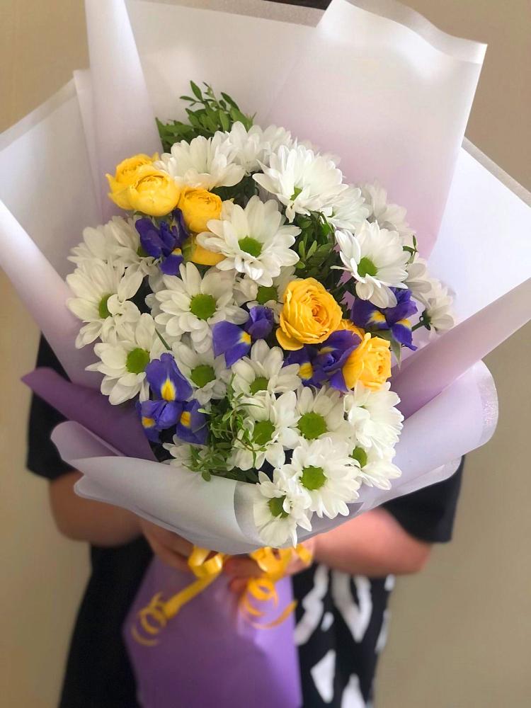 Букет цветов из: Ирисы, Хризантемы и Розы в Семилуках