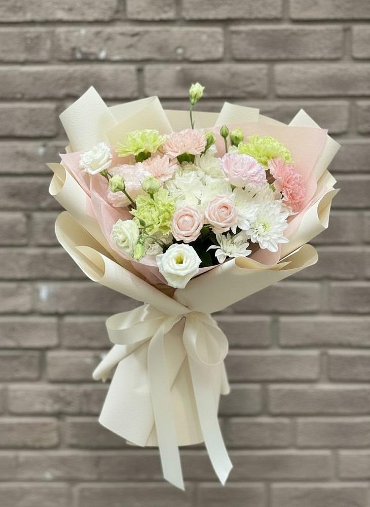 Букет цветов из: Гвоздики, Розы, Лизиантусы и Хризантемы в Семилуках