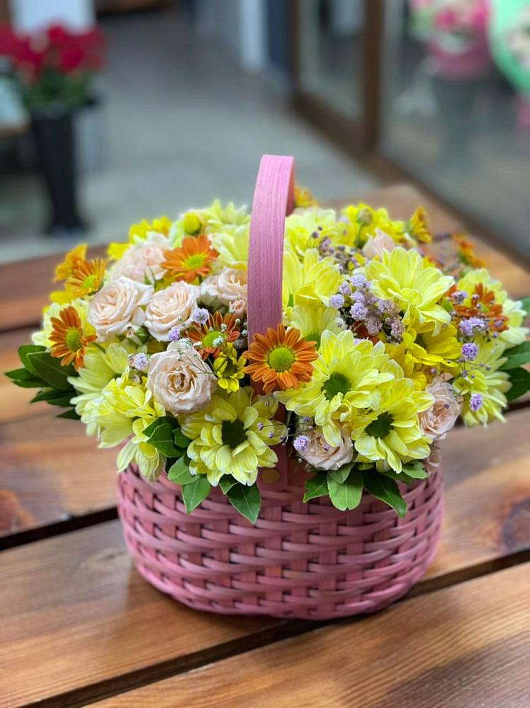 Цветочная композиция из Хризантемы и Розы в корзине в Семилуках