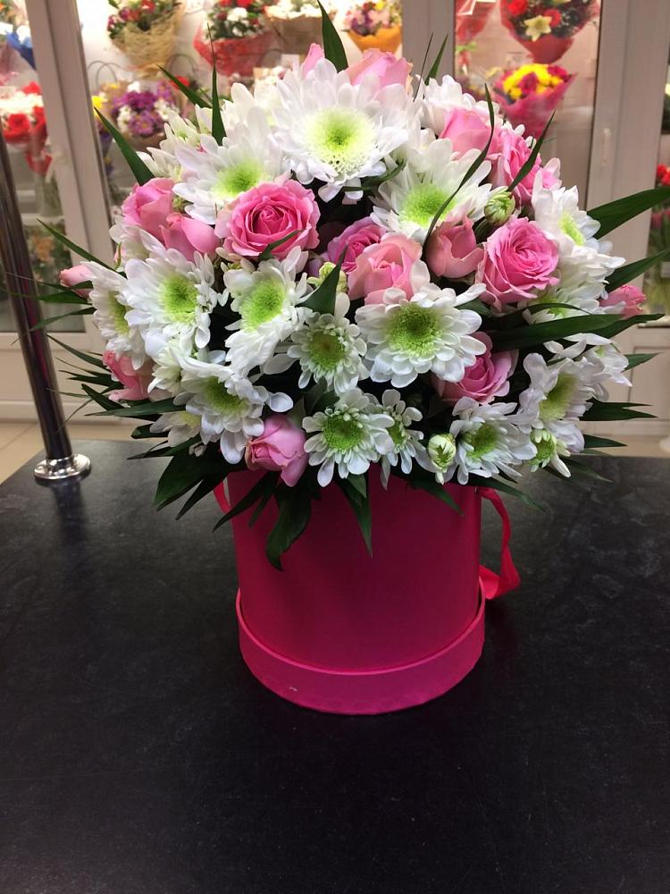 Цветочная композиция из Розы и Хризантемы в шляпной коробке в Семилуках