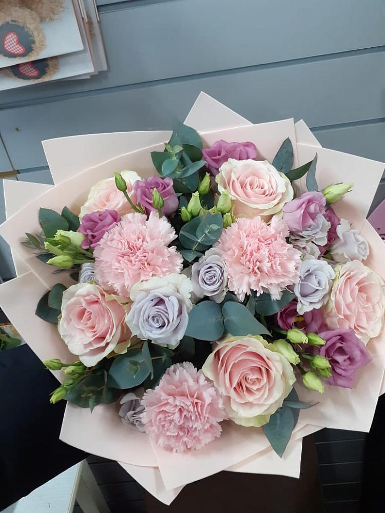 Букет цветов из: Розы, Гвоздики и Лизиантусы в Семилуках